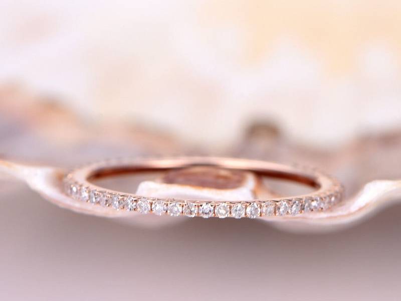 Zierlicher V Pave Diamant Ehering Massiver 14K Roségold Full Eternity Ring, Verlobungsring Stapelbar Passendes Band Jubiläum 1, 2mm Dünnes von PENNIjewel