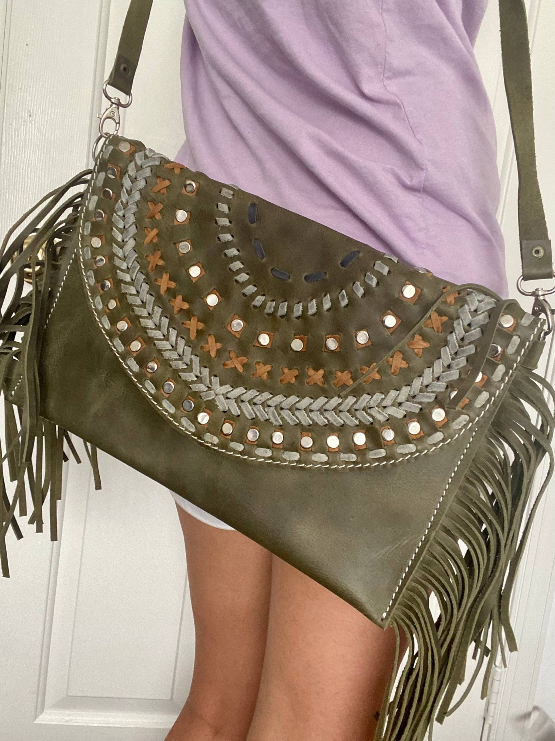 Handgemachte Ledertasche/ Grüne Nietentasche/ Fransenledertasche/ Fransentasche Handgemachte Ledertasche/ Grüne Nietentasche/ Fransenledertasche/ Fransentasche von PEPITALEATHER