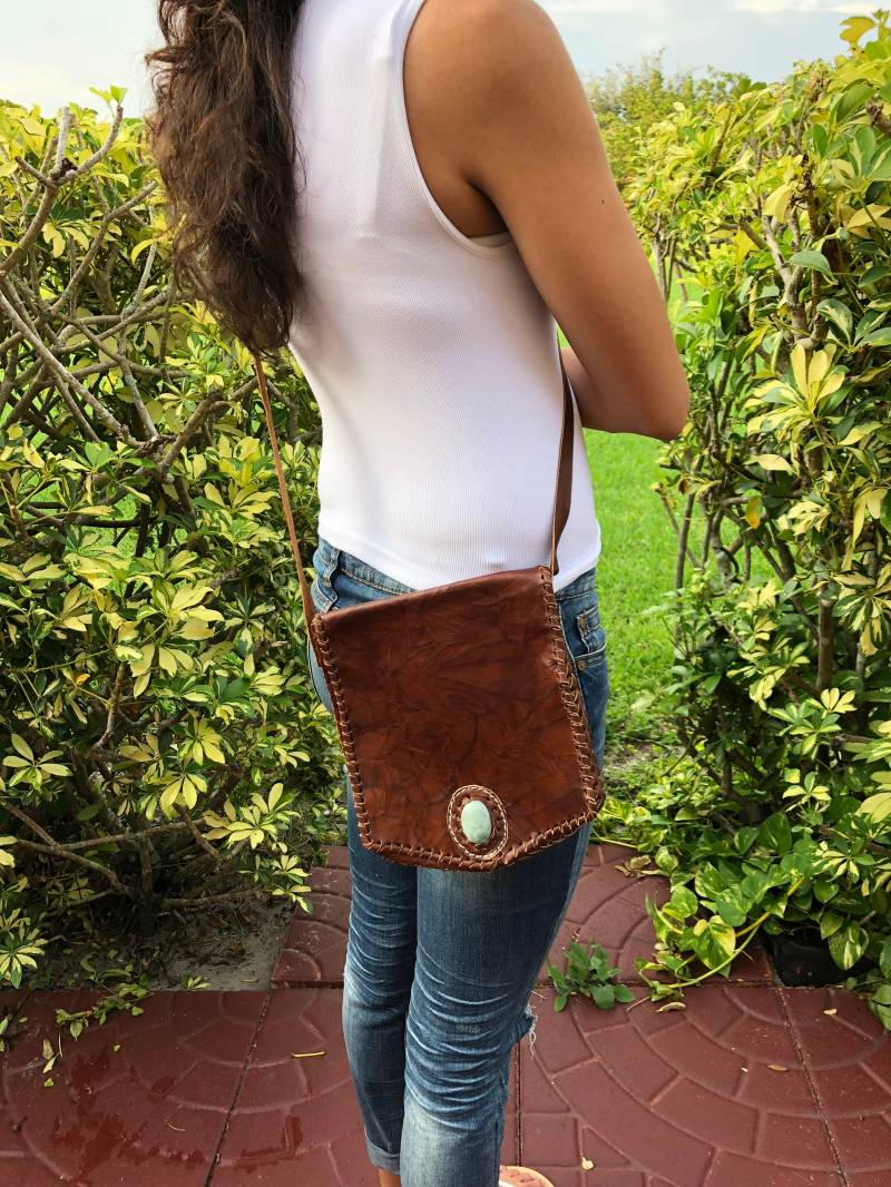 Umhängetasche Aus Braunem Leder Im Boho-stil Umhängetasche Aus Braunem Leder Im Boho-stil von PEPITALEATHER