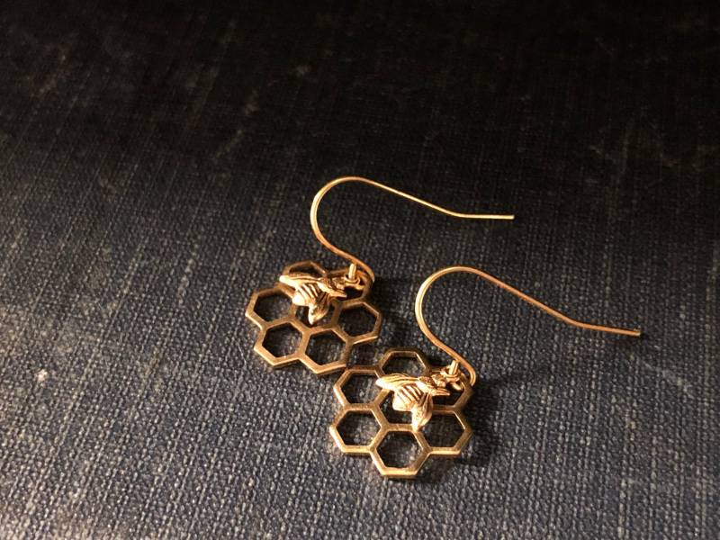 Bienenohrringe, Bienen - Und Bienenwabenohrringe, Zierliche Käferohrringe, Honigbienenohrringe, Kleine Insektohrringe von PERCIVALandHUDSON