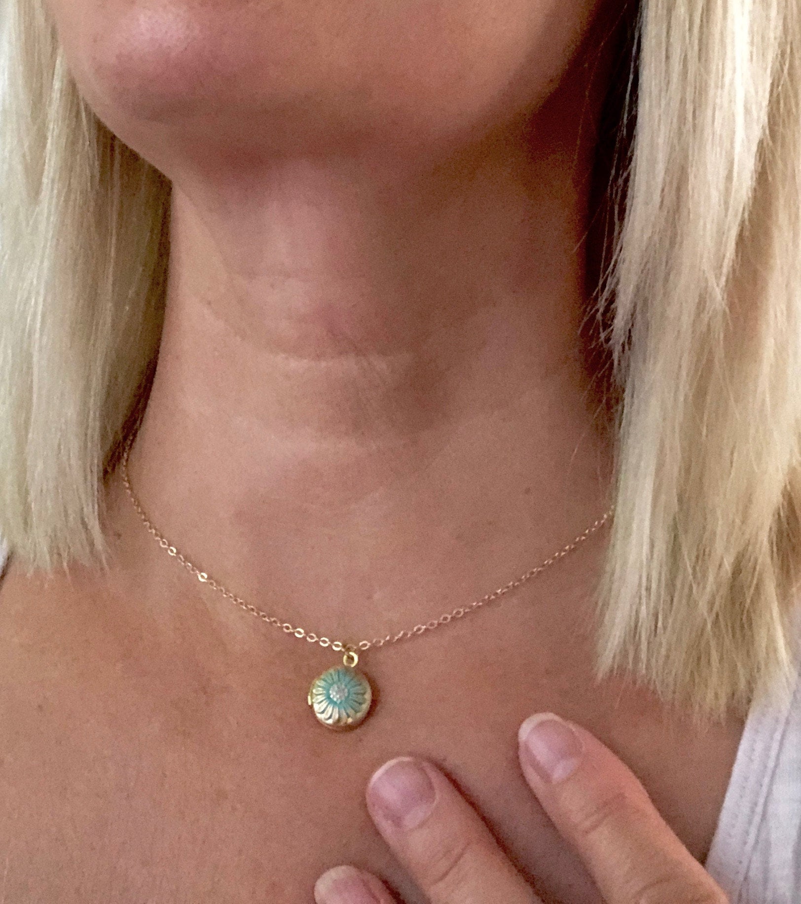 Handbemaltes Gänseblümchen-Foto-Medaillon Mit Ihren Fotos Besonders Angefertigt von PERCIVALandHUDSON