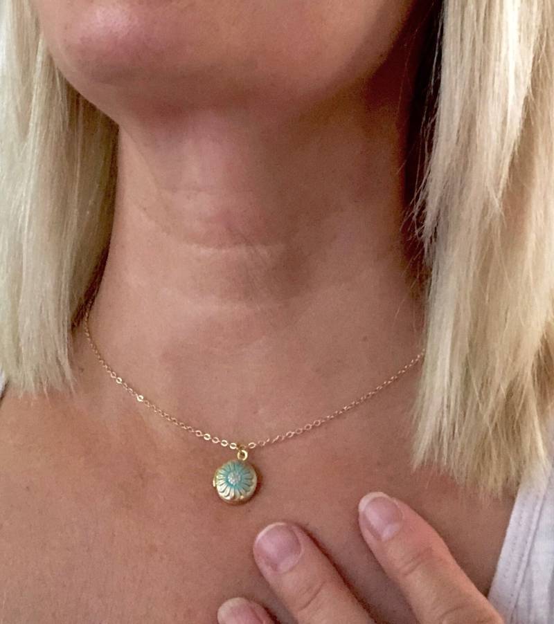 Handbemaltes Gänseblümchen-Foto-Medaillon Mit Ihren Fotos Besonders Angefertigt von PERCIVALandHUDSON