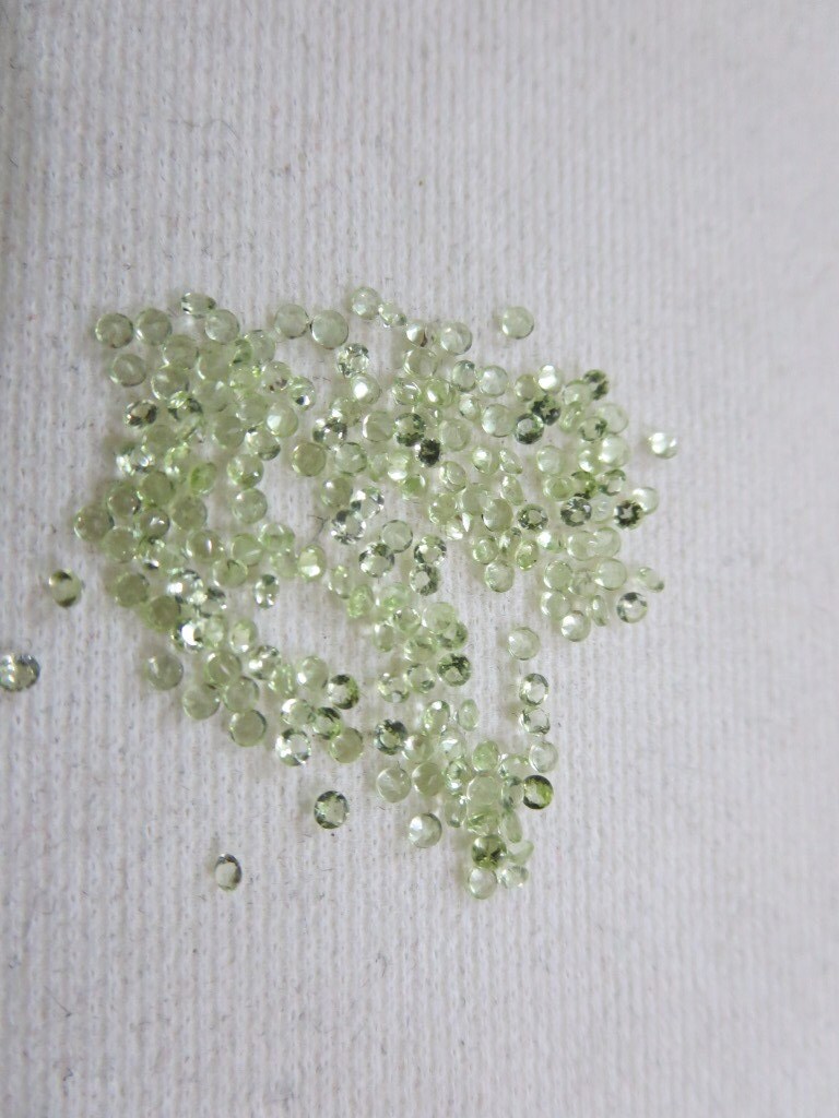 50 Pcs Tasche Aus Natürlichen Peridot Oben Farbe Rund 1, 50 Mm von PERFECTGEMSTONE