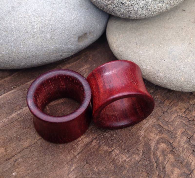 11/16" Holz Tunnel, 17 Mm-Ohrstecker, Ohr-Stecker-11/16", Mm Blut Boho Ohrstecker, Rotes Stecker von PERLABLU