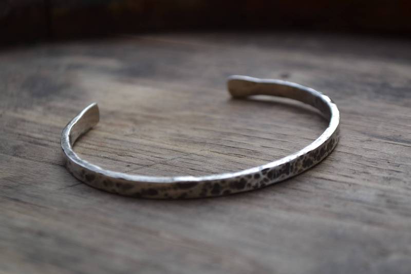 Herren Sterling Armband, Texturiertes Rustikales Armband von PERLABLU