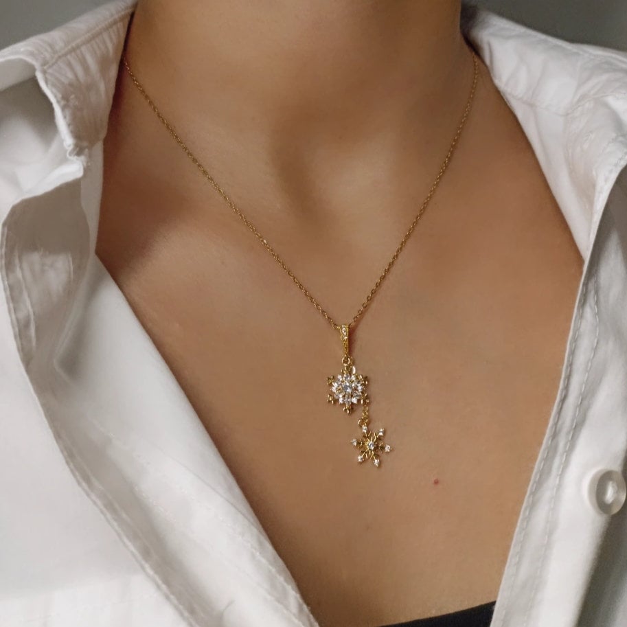 Gold Schneeflocke Halskette, Funkelnde Elegante 18K Vermeil Zierliche Kette, Weihnachtsgeschenk von PERLEJEWELLERYDesign