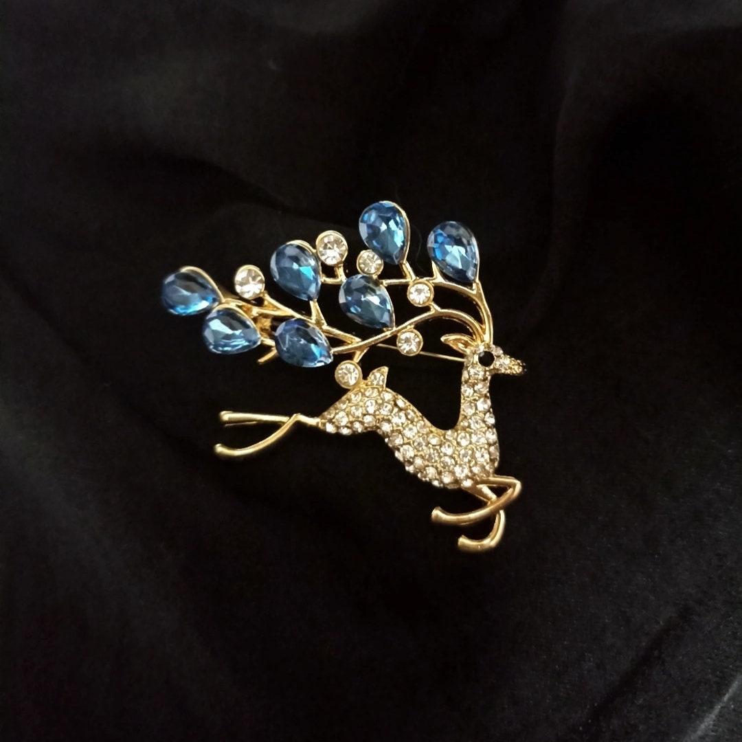 Kristall Hirsch Rentier Brosche, Gold Weihnachtsbrosche, Anstecknadel, Reh Geformte Zirkonia Zierliche Schalschnalle von PERLEJEWELLERYDesign