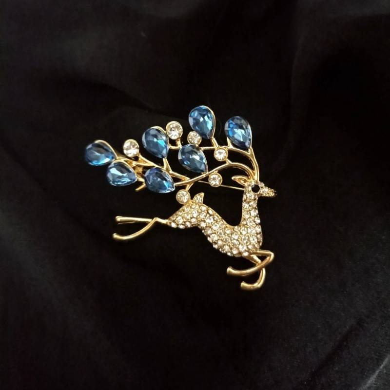 Kristall Hirsch Rentier Brosche, Gold Weihnachtsbrosche, Anstecknadel, Reh Geformte Zirkonia Zierliche Schalschnalle von PERLEJEWELLERYDesign