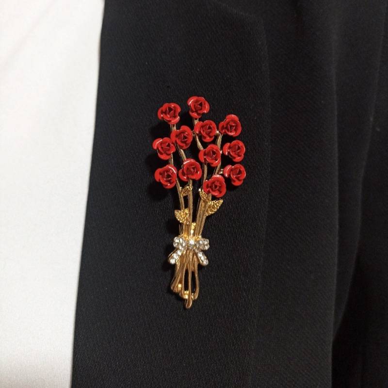 Vintage Elegante Rote Rose Brosche, Rosenstrauß Anstecknadel Anstecker Rosenanstecker, Blumen Bouquet Damenbrosche von PERLEJEWELLERYDesign