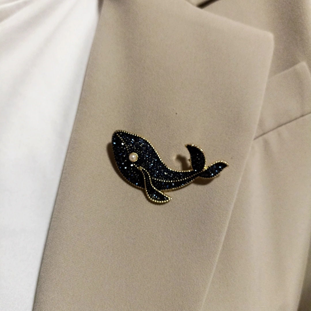 Vintage Fisch Brosche Mit Kristall, Blauwal Brosche, Meeresbewohner Tier Anstecknadel, Zierliche Schalschnalle, Wal Strass von PERLEJEWELLERYDesign