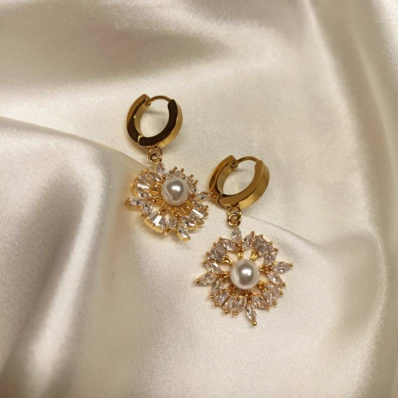 Zirkonia Ohrringe in Gold Schneeflocken Mit Weißer Perle, 925 Sterling Silber Vergoldet, Kristall Hängend, Hochzeit Schmuck von PERLEJEWELLERYDesign