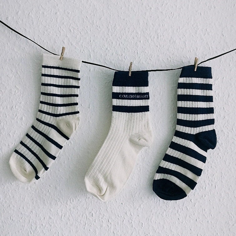 statement-streifensocken, Cremeweiße Und Dunkelblaue Socken, Herbst Winter Niedliche Vintage Gestreifte Sportliche Socken von PERLEJEWELLERYDesign