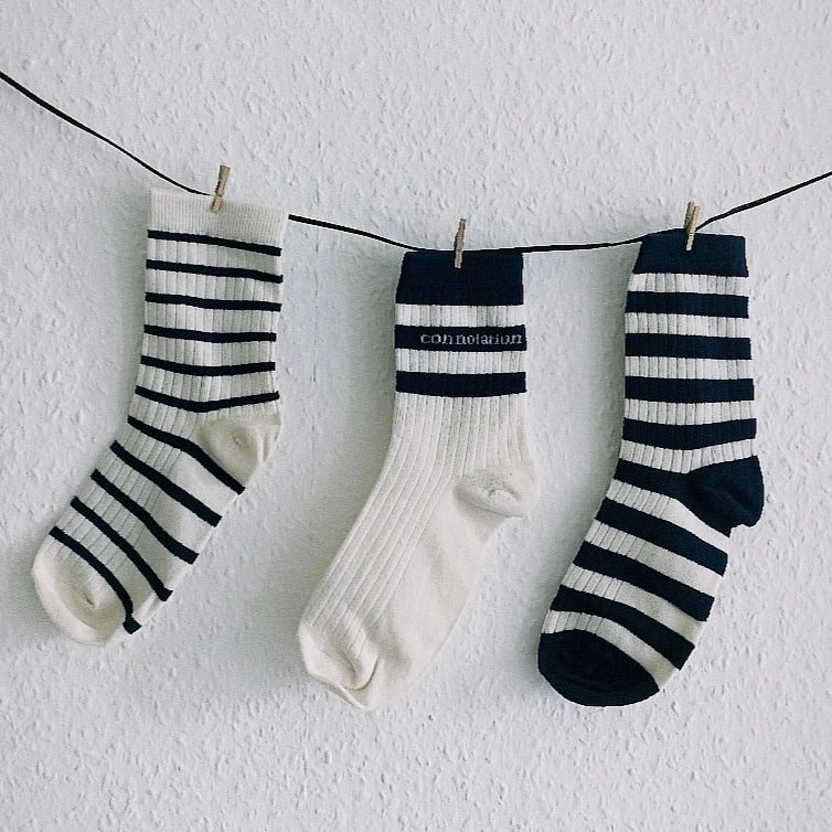 statement-streifensocken, Cremeweiße Und Dunkelblaue Socken, Herbst Winter Niedliche Vintage Gestreifte Sportliche Socken von PERLEJEWELLERYDesign