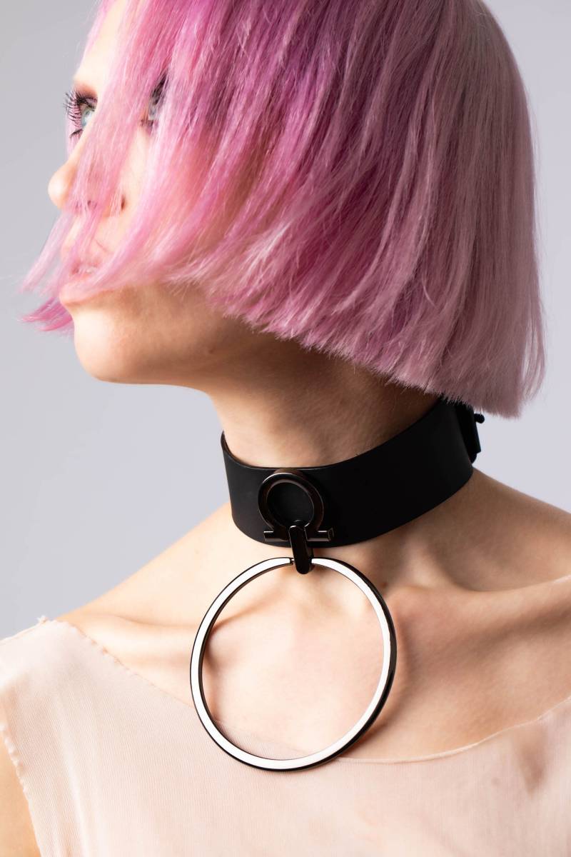 Schwarz Organic Leder Unisex Halskette - Nachhaltiges Avantgarde Modeaccessoire, Handgefertigt in Unserem Berliner Studio, Mutiges Schwarz Organic Leder Unisex Halskette - Nachhaltiges Avantgarde Modeaccessoire, Handgefertigt in Unserem Berliner Studio, Mutiges von PERLENSAEUE