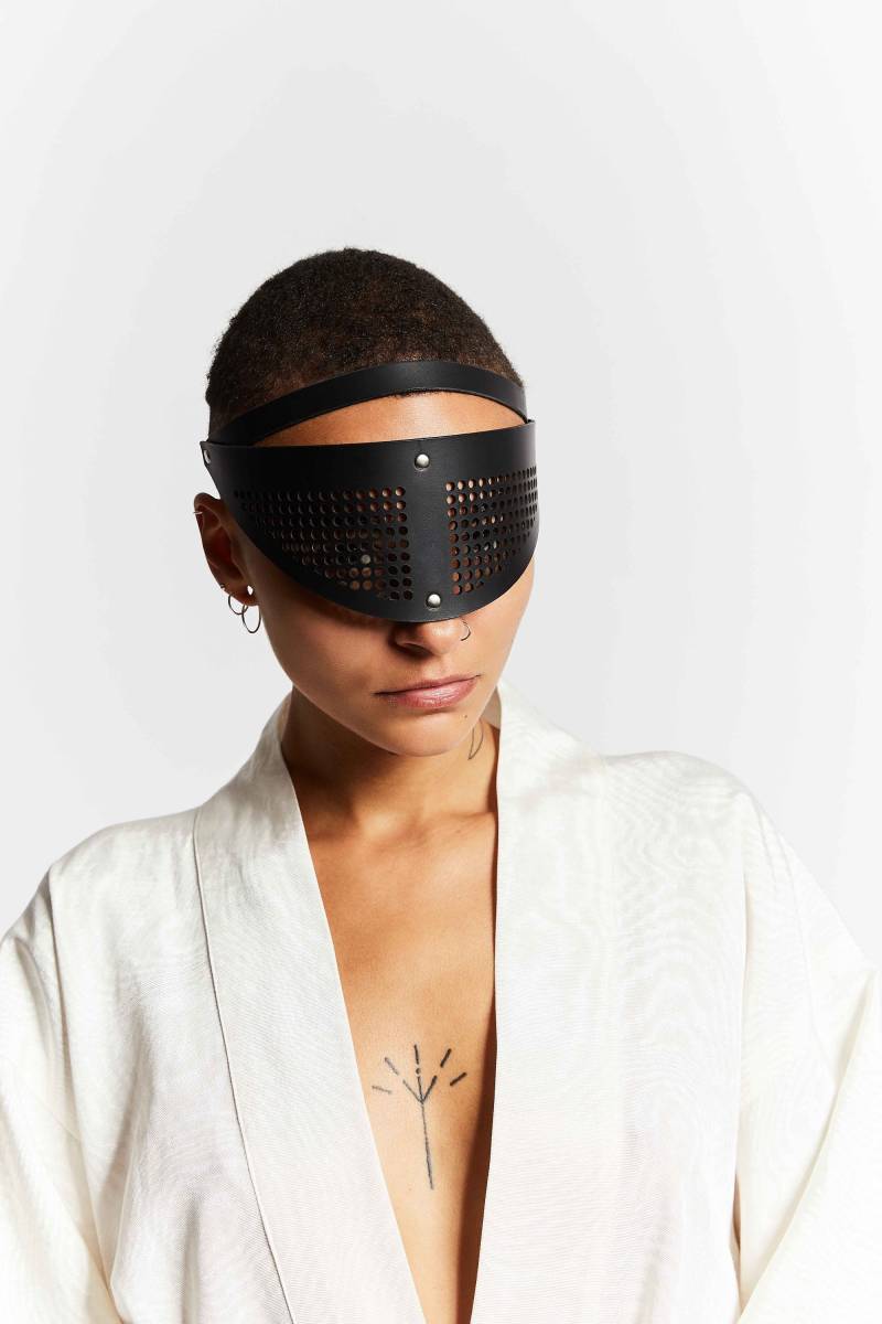 Schwarzer Bio-Leder Unisex-Visor - Nachhaltiges Avantgarde-Mode-Accessoire, Handgefertigt in Unserem Berliner Studio Schwarzer Bio-Leder Unisex-Visor - Nachhaltiges Avantgarde-Mode-Accessoire, Handgefertigt in Unserem Berliner Studio von PERLENSAEUE