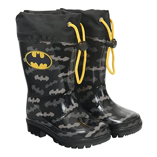 PERLETTI Batman Regenstiefel Kinder Kindergarten - Schwarze Stiefeletten für Jungen mit Superheld Fledermäuse - Gummistiefel Kleinkind mit Rutschfeste Sohle und Gelbem Kordelzug (Schwarz, 24/25 EU) von PERLETTI