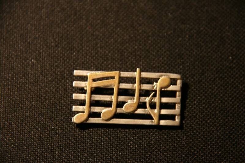 Hochwertige Brosche Mit Noten Aus Silber von PERLMUTTundMEHR