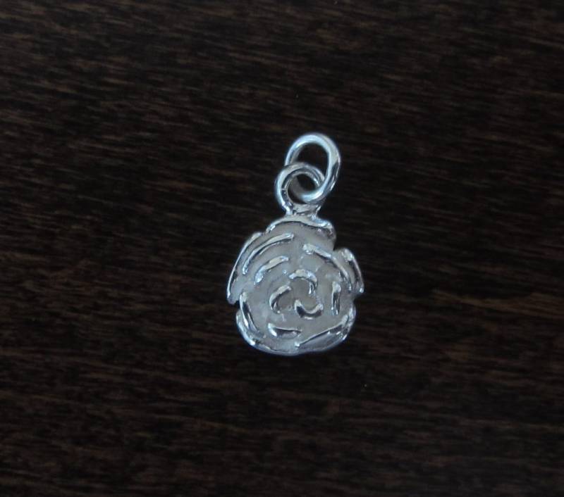 Süße Mini Rose Als Anhänger Aus Silber Süße Mini Rose Als Anhänger Aus Silber von PERLMUTTundMEHR