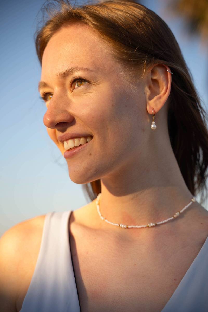 Perlenohrringe Toni, Süßwasserperlen, Vergoldeter Verschluss, Farbecht & Wasserfest von PERLUCIE