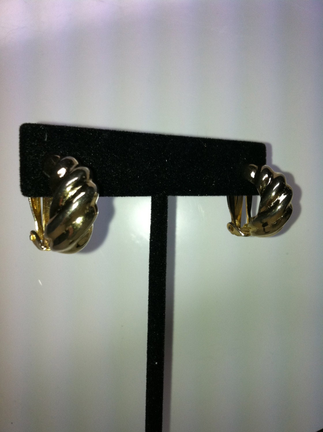 Dolly Smith Vintage Goldfarbene Ohrclips, 3/4 "x 3/8" Zoll Dolly Smith Vintage Goldfarbene Ohrclips, 3/4 "x 3/8" Zoll von PERSONALimage