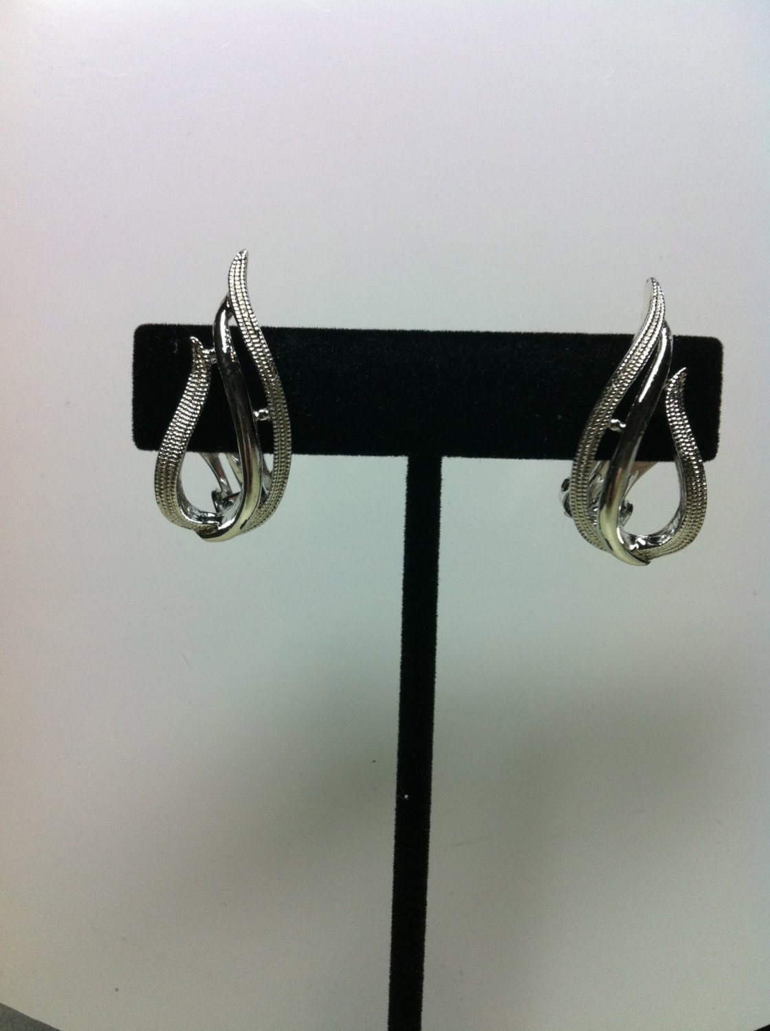 Vintage Ohrclips, Designer Ohrringe, Silberfarbene 1960Er Schmuck, Creolen Stil Vintage Ohrclips, Designer Ohrringe, Silberfarbene 1960Er Schmuck, Creolen Stil von PERSONALimage