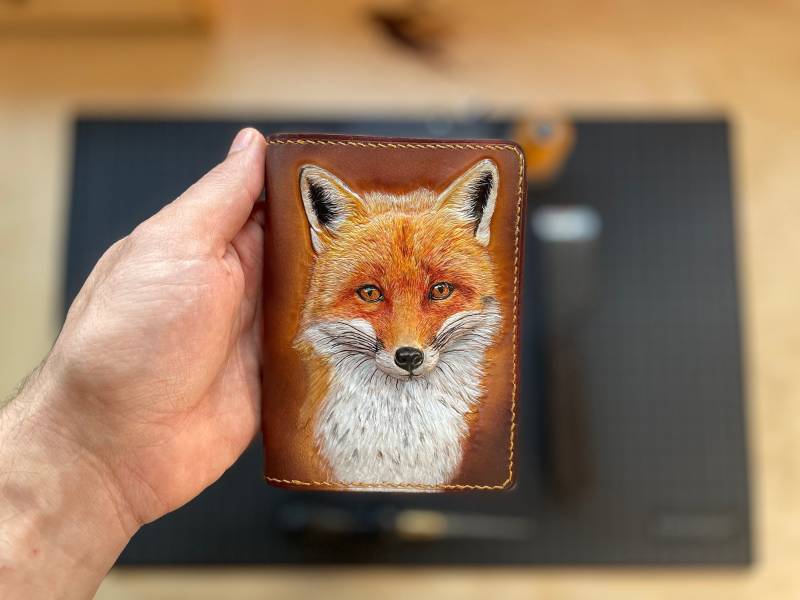 Fuchs Carving Leder Mittel Geldbörse, Handpunzierte Reise Personalisierte Vollnarbenleder Rotfuchs Prägung Geldbörse von PHNXLeatherART