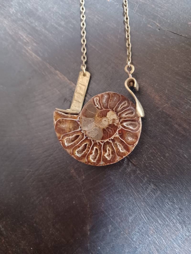 Halskette Mit Ammonit-Fossil-Anhänger Aus Messing, Handgefertigtes Unikat Für Frauen von PIERRESETMETAL