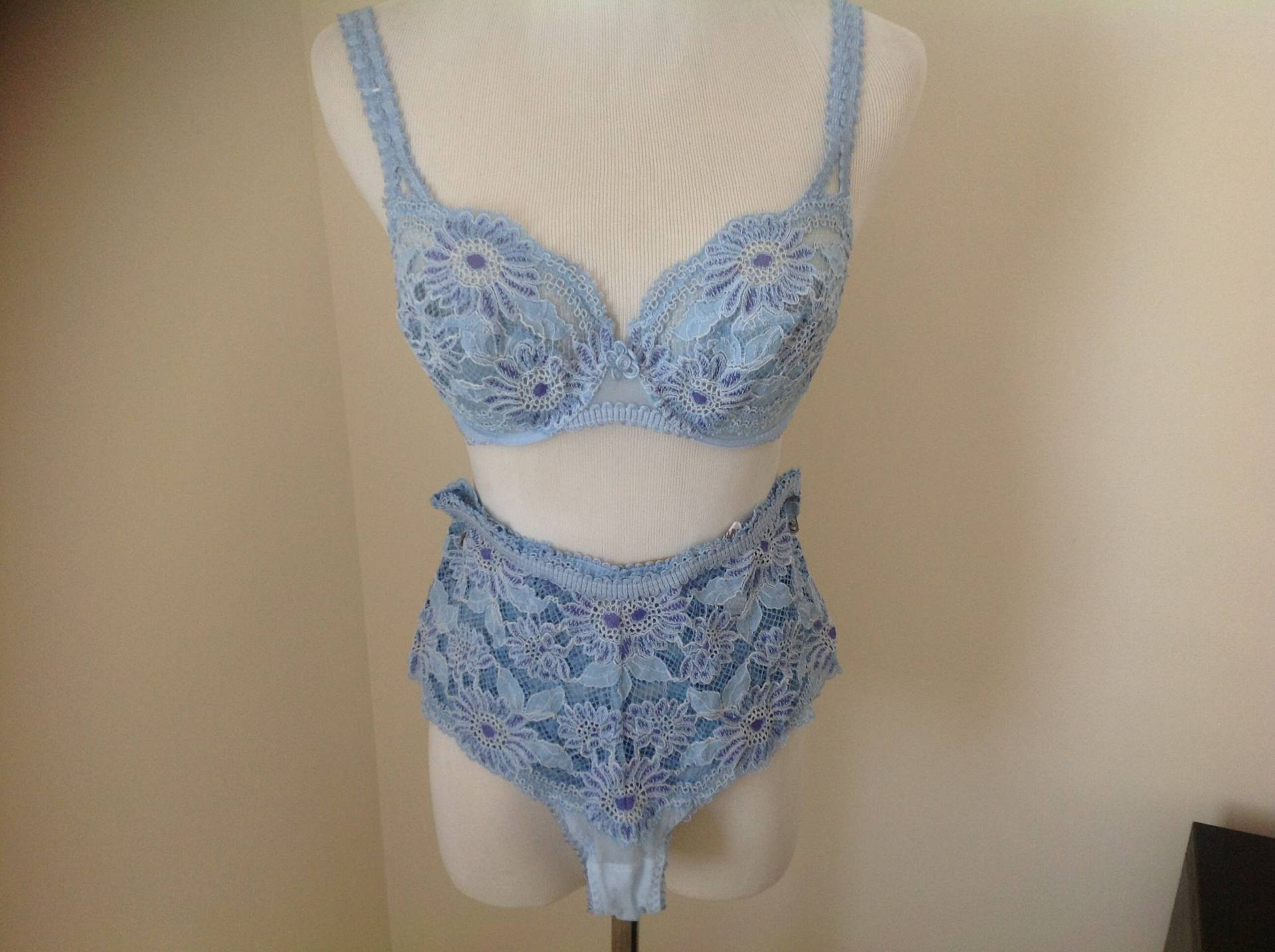 Lejaby Blaulila Spitzen Bh Und Höschen Set Lovely 34C Lejaby Blaulila Spitzen Bh Und Höschen Set Lovely 34C von PIGEONNANTE