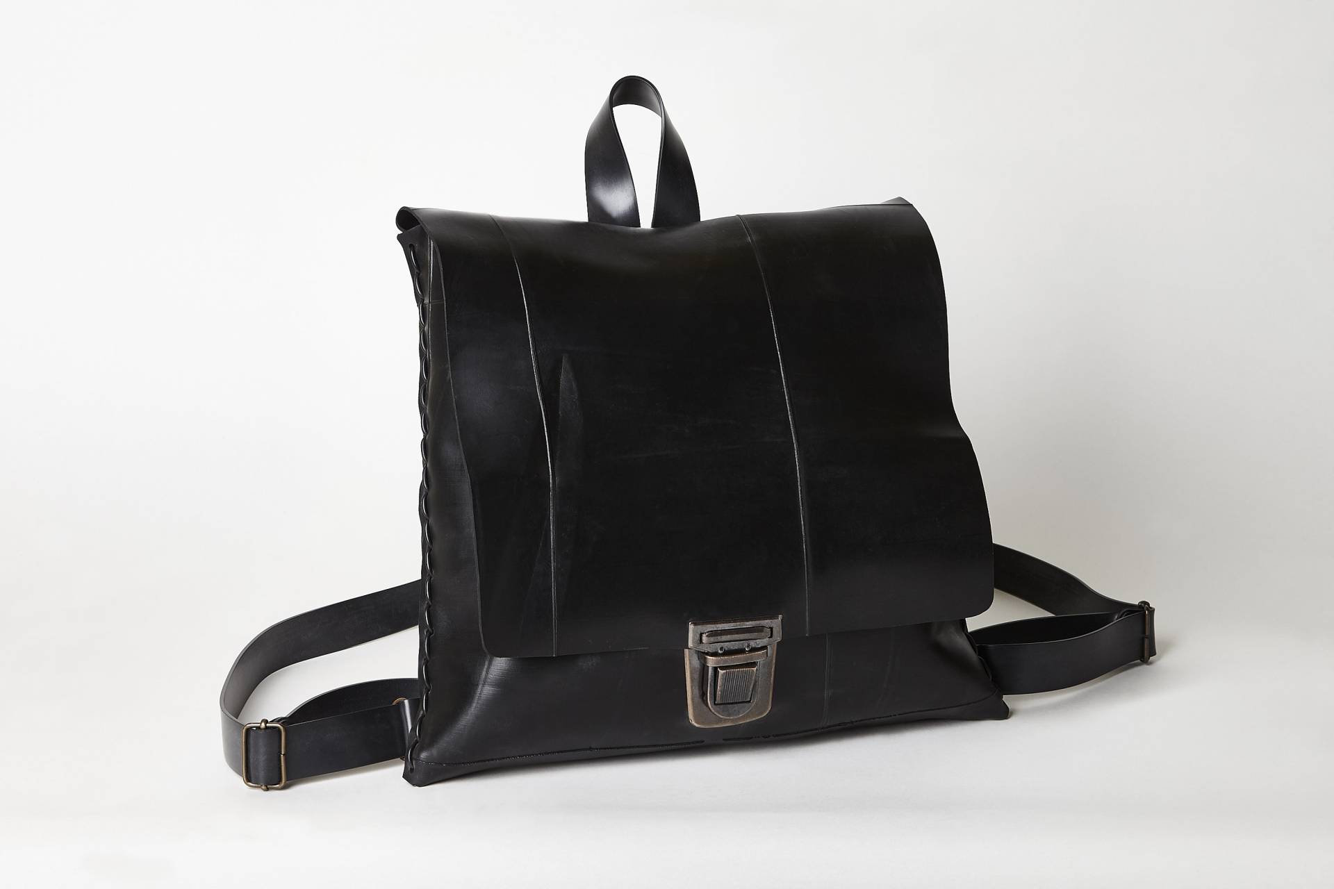 Kleiner Rucksack Aus Recycelten Reifen Kleiner Rucksack Aus Recycelten Reifen von PIKULINAS