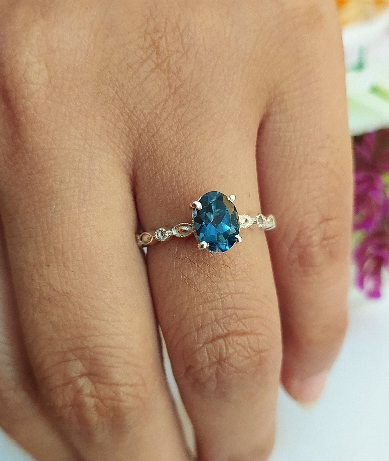 Zierliche London Blautopas Solitär Ring-Blau Topas Vintage Verlobungsring Einzigartige Blauer Stein Halo Ehering-925 Sterling Silber von PILWALS