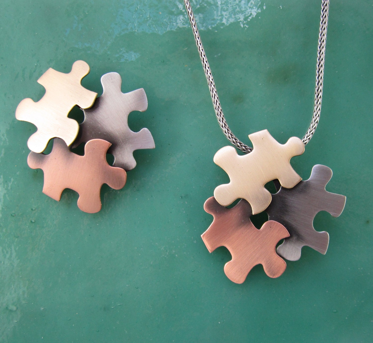 Autismus Awareness Brosche - Schmuck Halskette Puzzle Gemischter Metallschmuck von PINSwithPERSONALITY