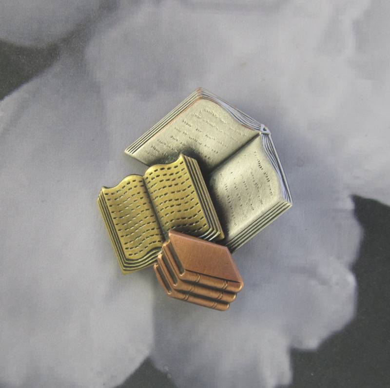 Buchliebhaber Geschenk - Bücherwurm Buch Pin - Brosche - Anhänger - Lehrer Geschenke - Bibliothekar Geschenk Buchliebhaber Geschenk - Bücherwurm Buch Pin - Brosche - Anhänger - Lehrer Geschenke - Bibliothekar Geschenk von PINSwithPERSONALITY