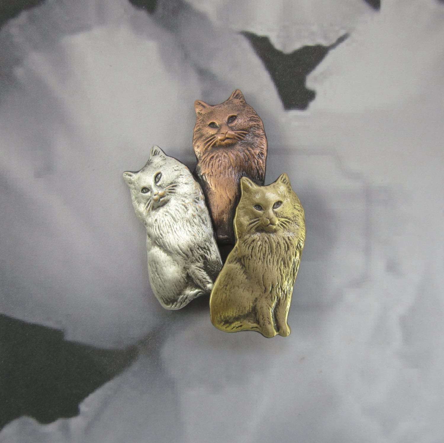 Kätzchen Brosche - Katze Pin Katzenliebhaber Geschenk Katzenrettung Gemischter Metallschmuck von PINSwithPERSONALITY