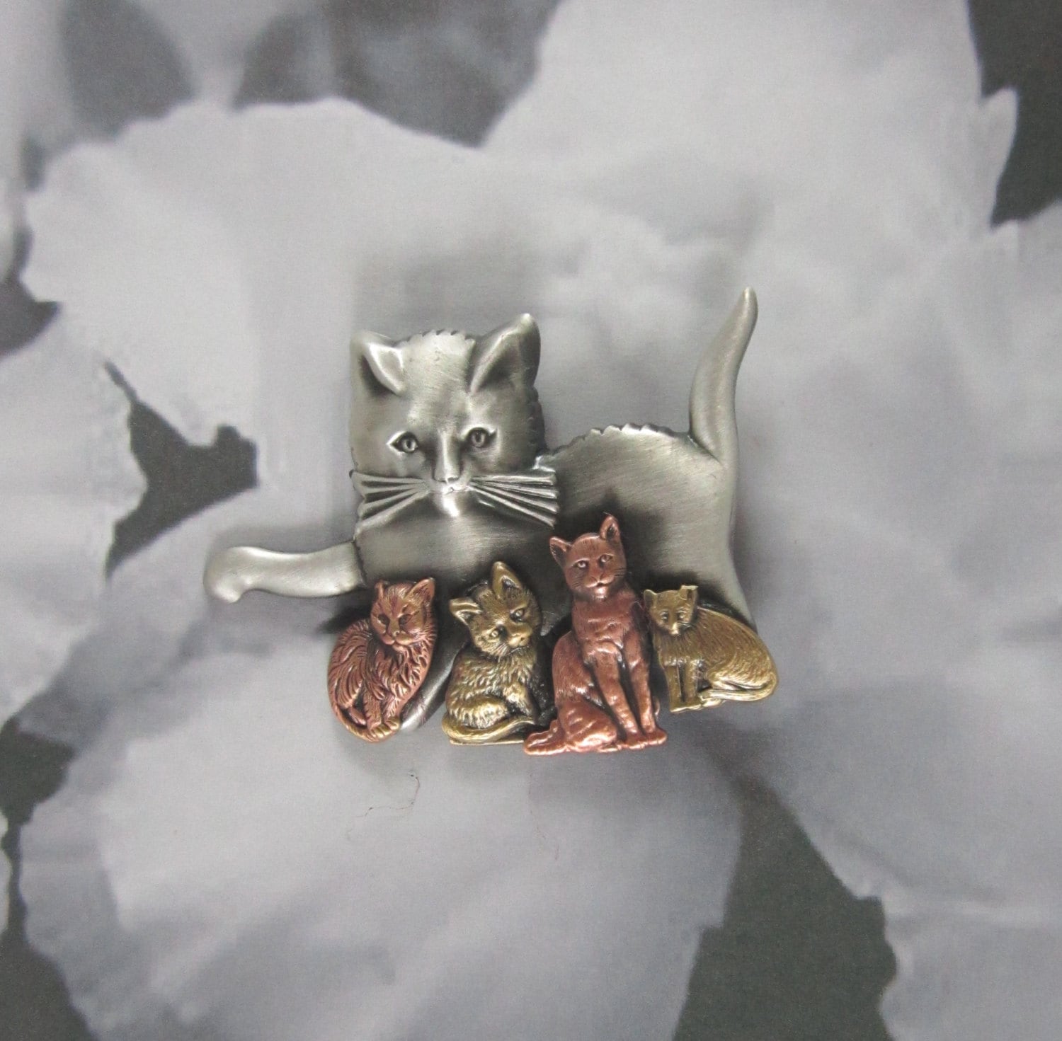 Katzenbrosche - Katzenschmuck Katzenrettung Katzenpin Katzenliebhaber Geschenk Gemischter Metallschmuck von PINSwithPERSONALITY