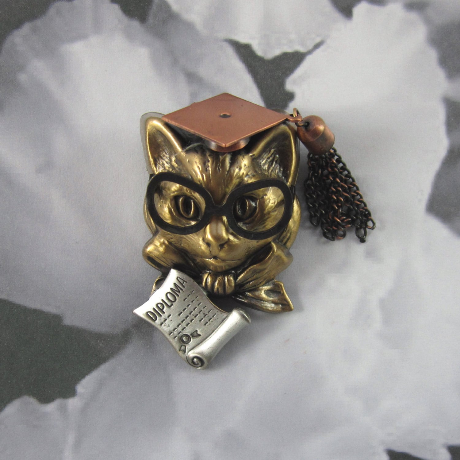 Smarty Katzenbrosche - Katzenliebhaber Brosche Geschenk Gemischter Metallschmuck von PINSwithPERSONALITY