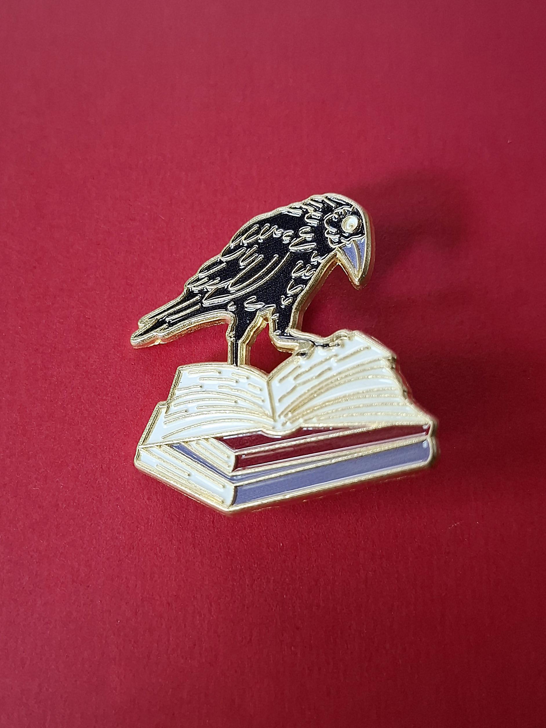 Anstecker Pin Metall Emaille Rabe Auf Bücherstapel 38x42 Mm Großer Gothik Poe - Kostenloser Versand von PINandBUTTON