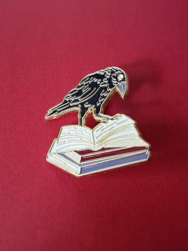 Anstecker Pin Metall Emaille Rabe Auf Bücherstapel 38x42 Mm Großer Gothik Poe - Kostenloser Versand von PINandBUTTON