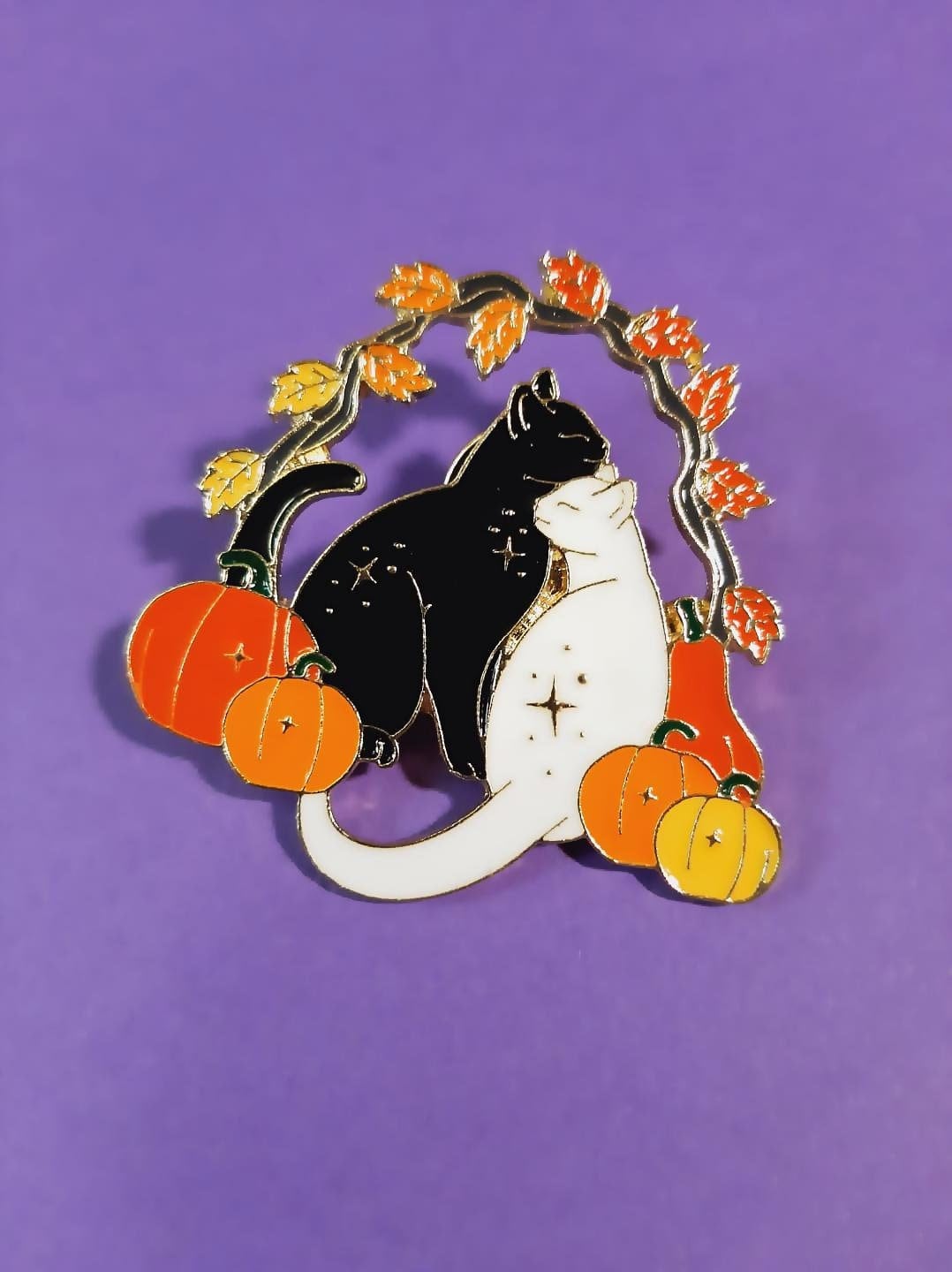Halloween Erntedank Thanksgiving Kürbis Katze Liebe Pin Anstecker Emailliert Orange Weiß Schwarz Blätter Laub - Kostenloser Eu-Versand von PINandBUTTON