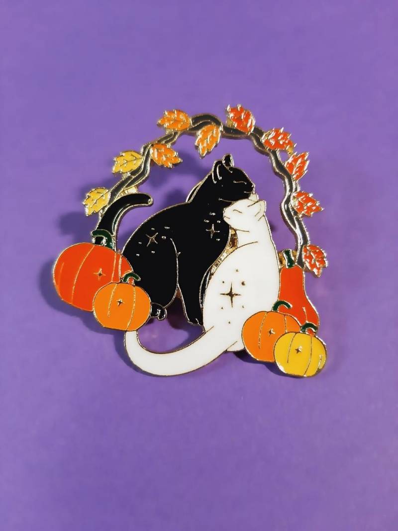 Halloween Erntedank Thanksgiving Kürbis Katze Liebe Pin Anstecker Emailliert Orange Weiß Schwarz Blätter Laub - Kostenloser Eu-Versand von PINandBUTTON
