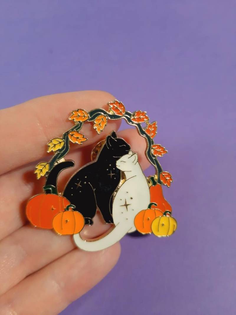 Halloween Erntedank Thanksgiving Kürbis Katze Liebe Pin Anstecker Emailliert Orange Weiß Schwarz Blätter Laub - Kostenloser Eu-Versand von PINandBUTTON