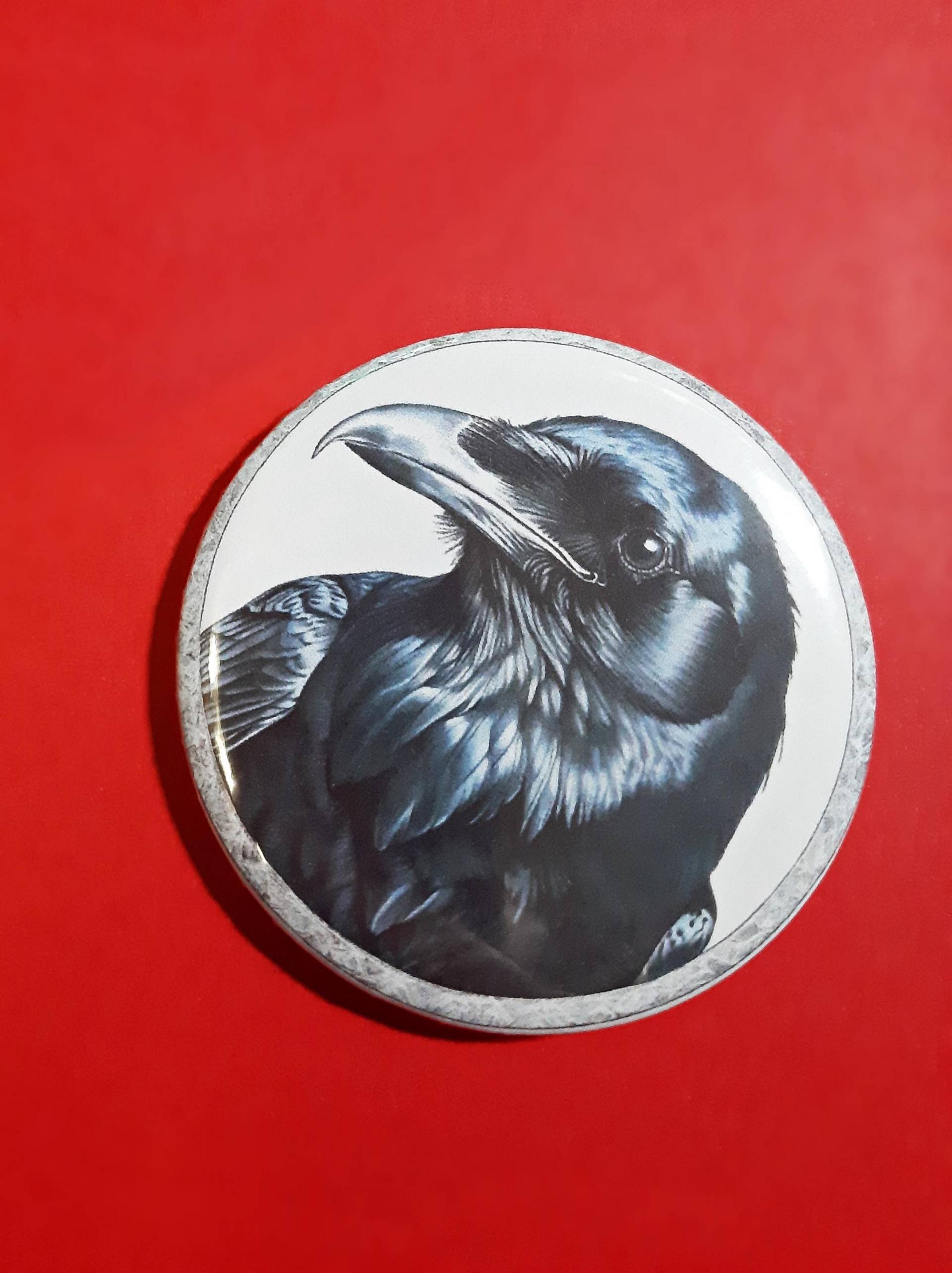 Rabe Krähe Kopf Portrait Bild Poe Gothic Viktorianisch Button Anstecker Brosche 58mm - Kostenloser Eu-Versand Rabe Krähe Kopf Portrait Bild Poe Gothic Viktorianisch Button Anstecker Brosche 58mm - Kostenloser Eu-Versand von PINandBUTTON