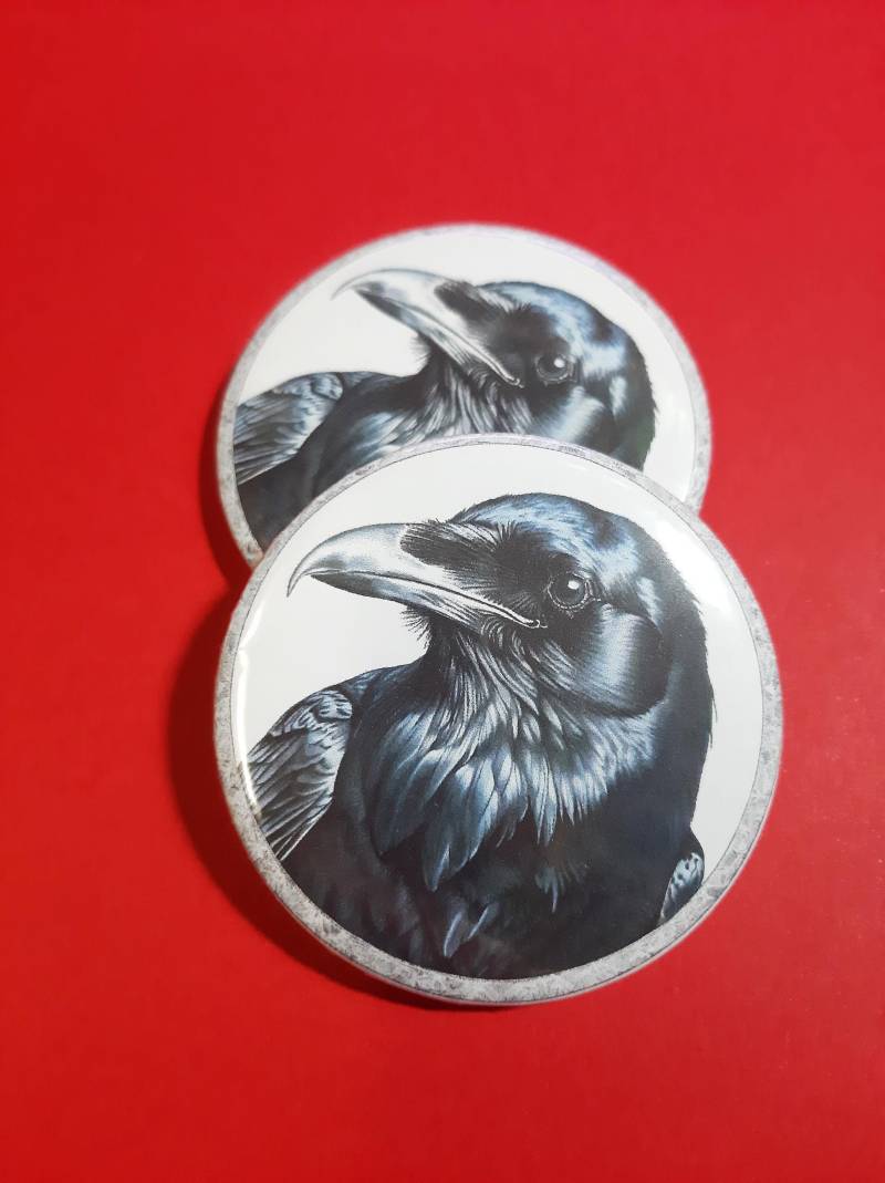 Rabe Krähe Kopf Portrait Bild Poe Gothic Viktorianisch Button Anstecker Brosche 58mm - Kostenloser Eu-Versand Rabe Krähe Kopf Portrait Bild Poe Gothic Viktorianisch Button Anstecker Brosche 58mm - Kostenloser Eu-Versand von PINandBUTTON