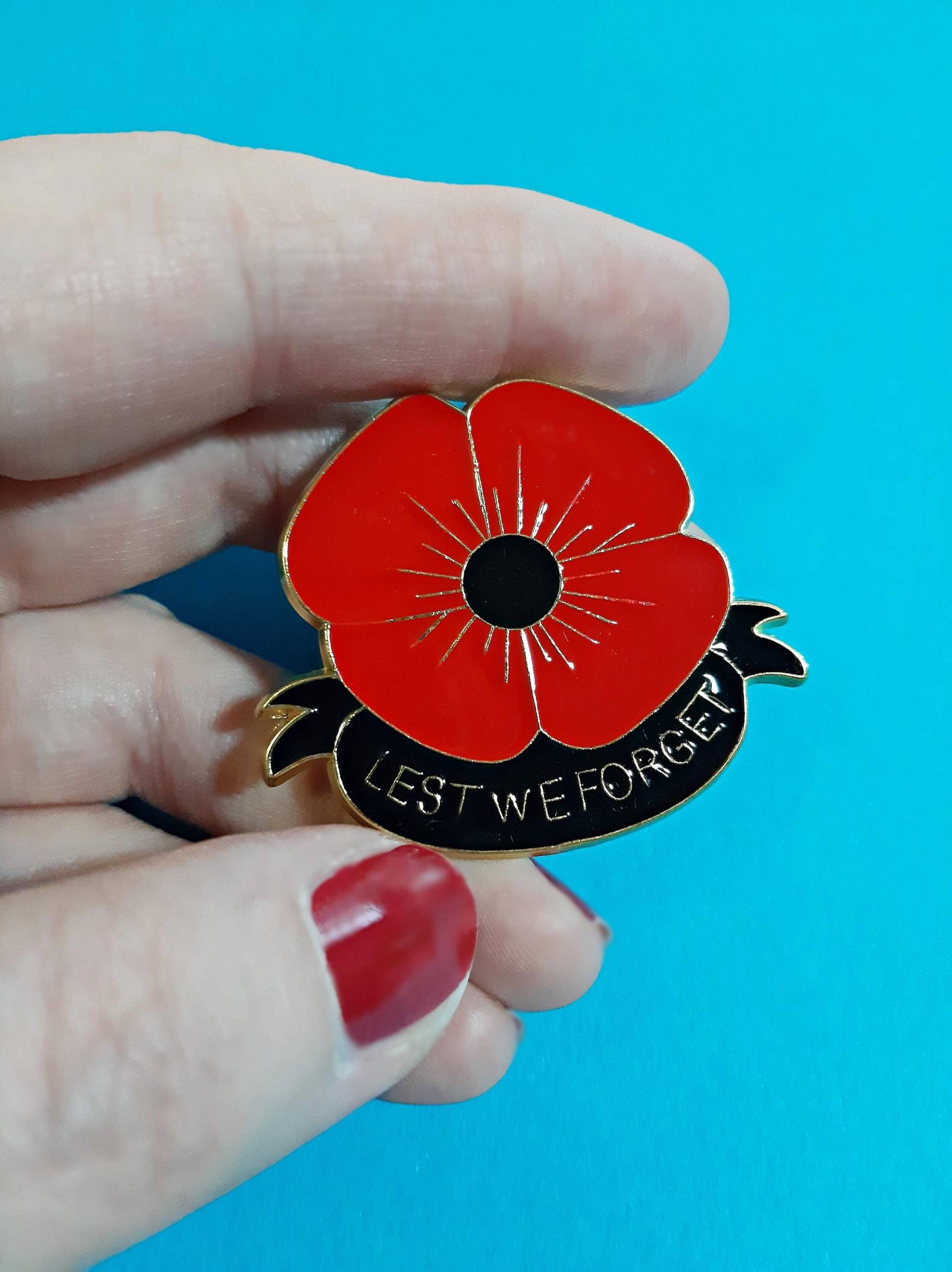Remembrance Day - Lest We Forget Mohnblüte Anstecker Pin Gedenktag Gefallene Weltkrieg Soldaten Erinnerung Kostenloser Eu-Versand von PINandBUTTON