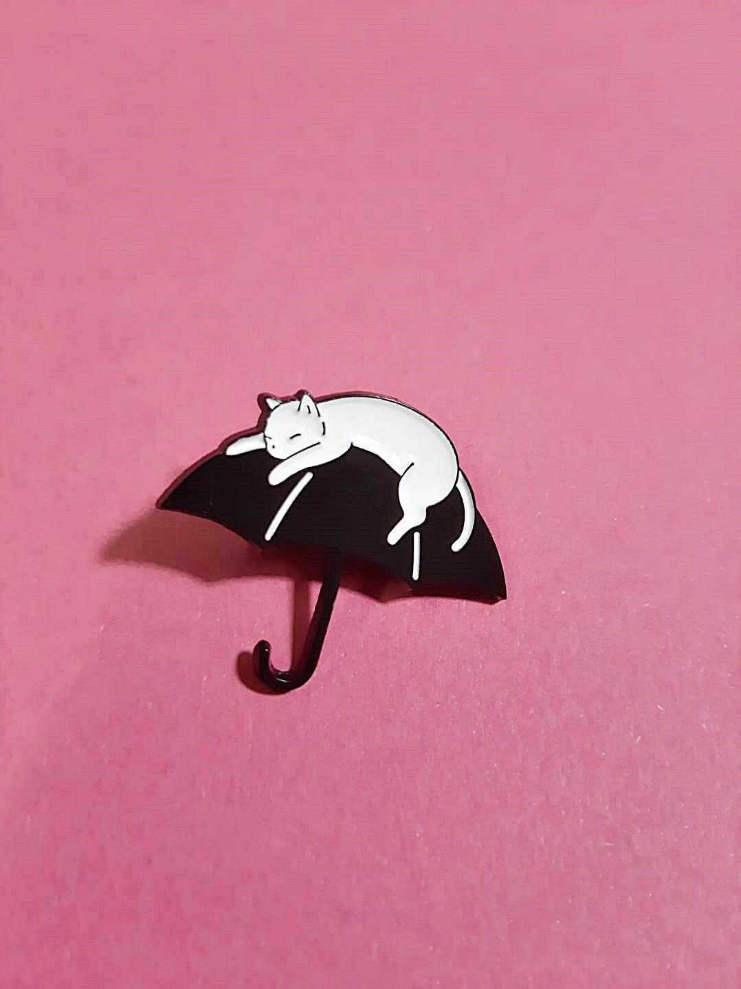 Weiße Katze Auf Schwarzem Regenschirm Pin Anstecker Geschenkidee Katzenfan Kater Mieze - Kostenloser Eu-Versand von PINandBUTTON