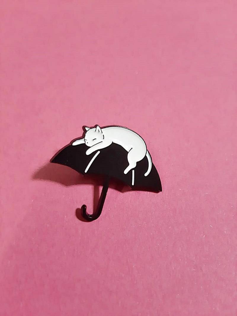 Weiße Katze Auf Schwarzem Regenschirm Pin Anstecker Geschenkidee Katzenfan Kater Mieze - Kostenloser Eu-Versand von PINandBUTTON