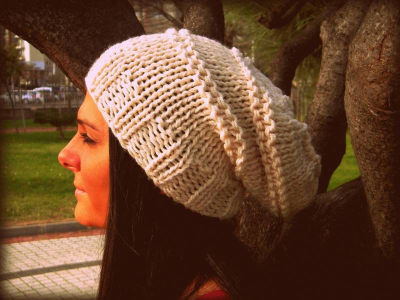 Handgemachte Creme Knit Slouchy Beanie, Unisex Wintermütze von PIQI