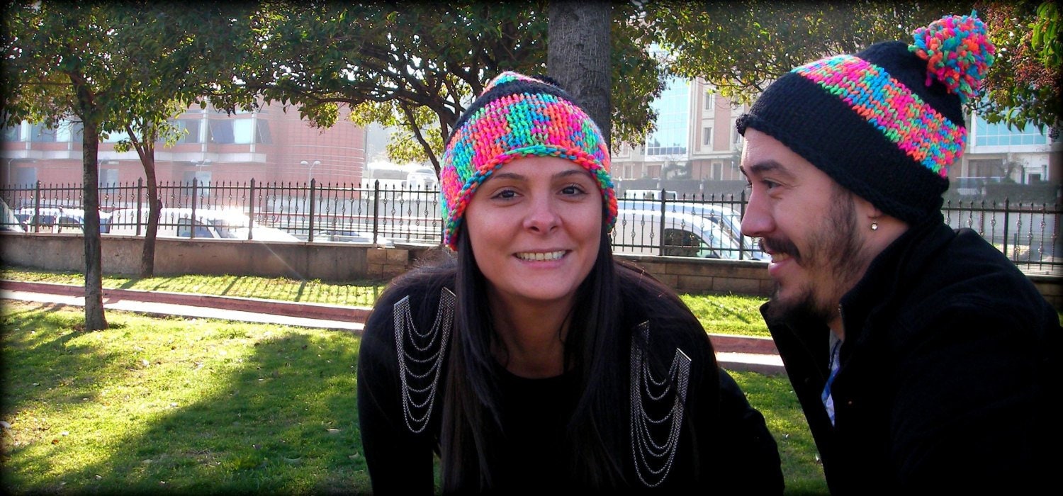 Handgestrickte Bommel Mütze Multicolor Boho Wintermütze von PIQI