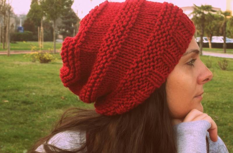 Handgefertigte Burgundy Slouchy Strickmütze, Damen Wintermütze von PIQI