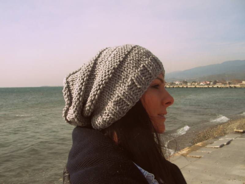 Handgemachte Graue Knit Slouchy Beanie, Unisex Wintermütze von PIQI