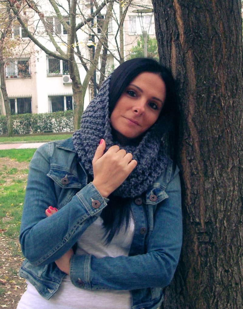 Handgestrickter Loop Schal in Grau Und von PIQI